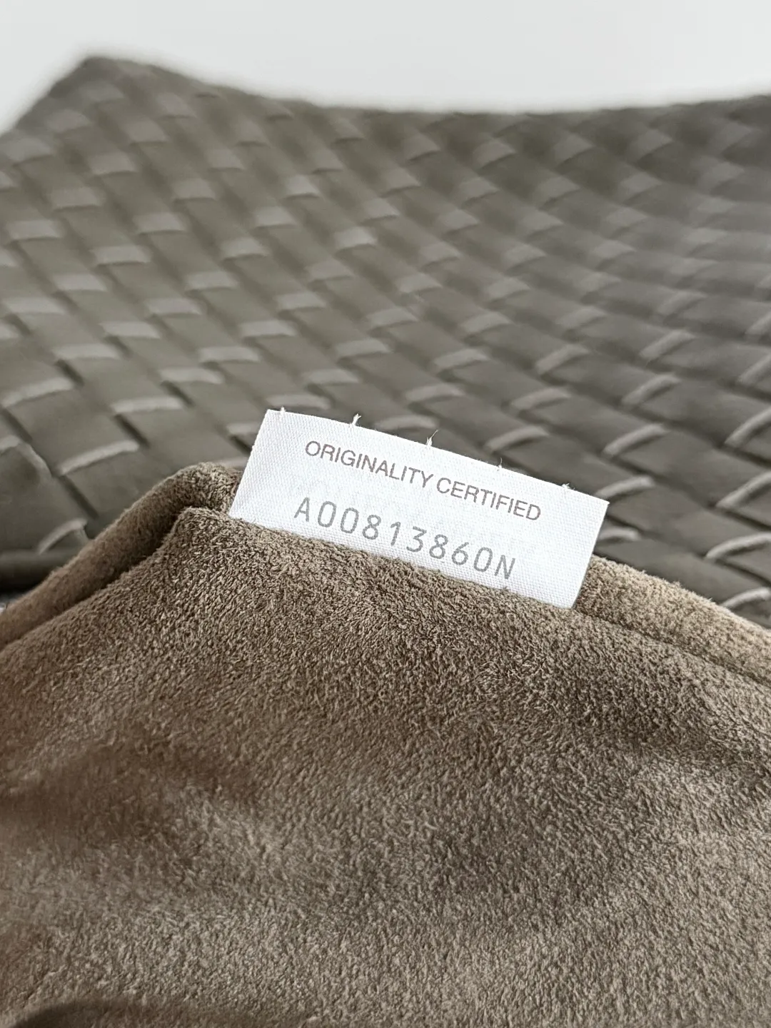 Batch 2360 BOTTEGA VENETA's new Traveler deerskin series is here! The travel season is coming soon, and I believe you must need a large-capacity and simple bag. This new Traveler is very in line with the current travel craze. The whole bag is designed with deerskin and is made of the highest quality leather. It feels tougher to the touch. The super large capacity is suitable for short trips. Traveling with friends and family does not require carrying heavy luggage. It is also very convenient for friends who often travel for work. You can carry two changes of clothes and a computer with you. It also comes with an adjustable shoulder strap to free your hands. Style number: 815748 Size: 35*29.5*8.5cm
